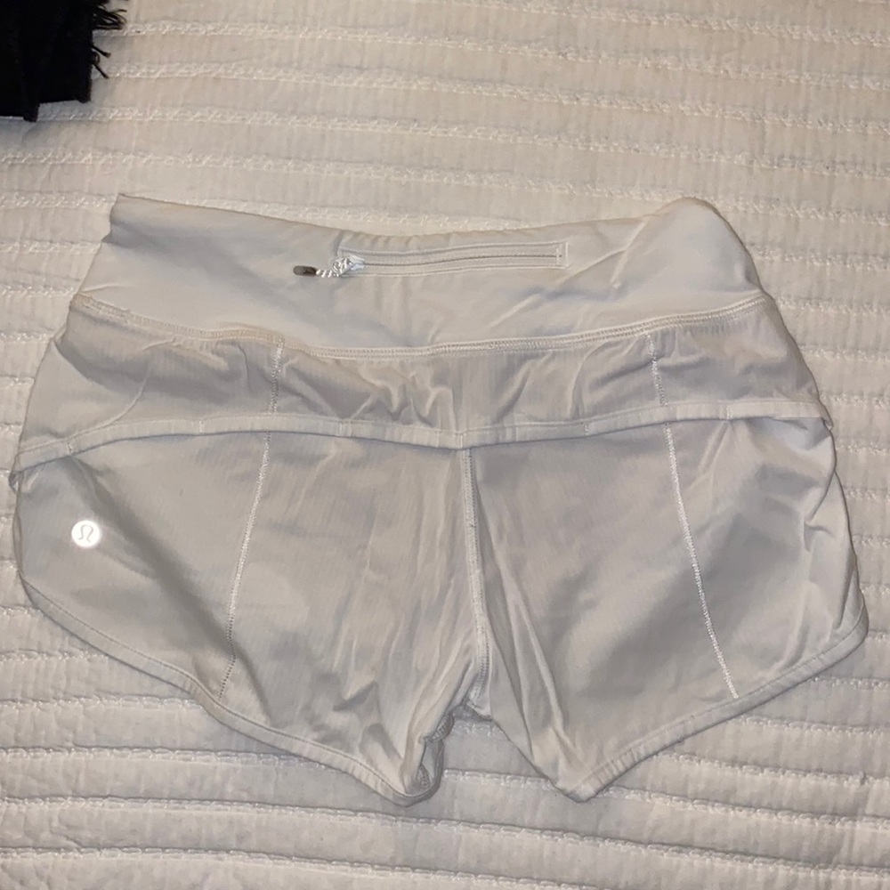 LULULEMON! White shorts (2)